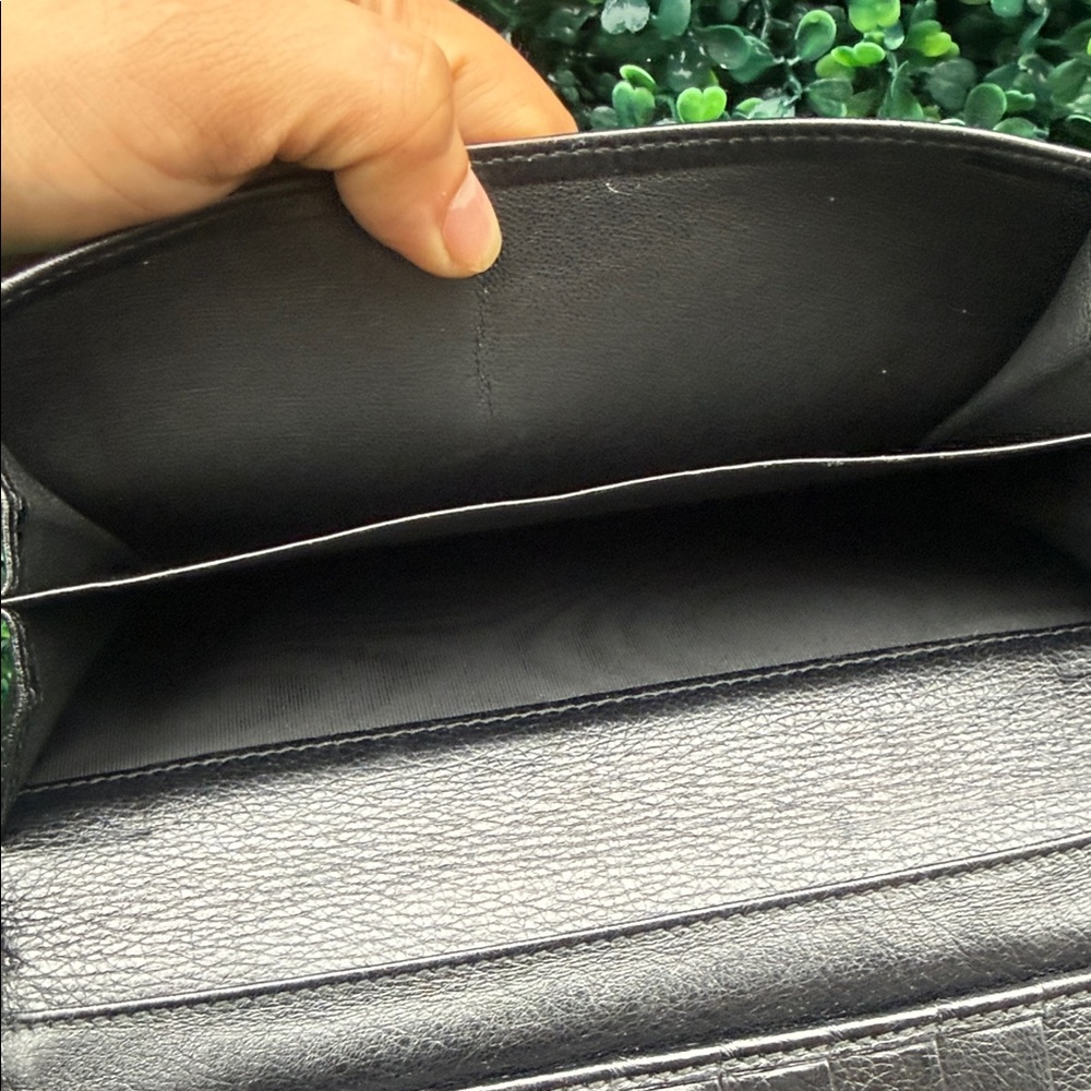 Gucci Authentic Black Embossed Clutch Wallet - Picture 4 of 9
